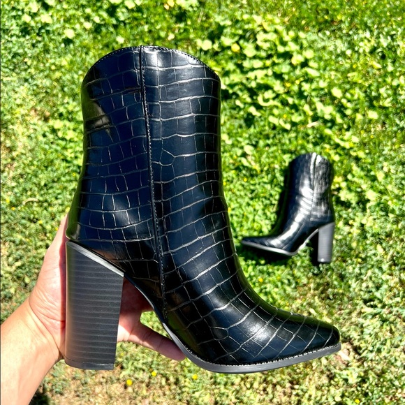 ⚡FINAL SALE! Black Crocodile Vegan Leather Cowboy Boots - Picture 5 of 6
